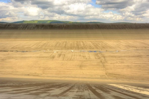 チェコ共和国でのポンプの水力発電所の上部ダムを空 排水の水貯留層のビュー 揚水発電所修理 — ストック写真