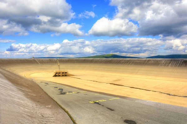 Çek Cumhuriyeti'nde pompalama Hidroelektrik Santrali boş üst Barajı. Süzülmüş su deposu görünümünü. Tamir pompa güç istasyonu.