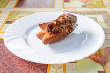 Beyaz bir tabak kızarmış sosis