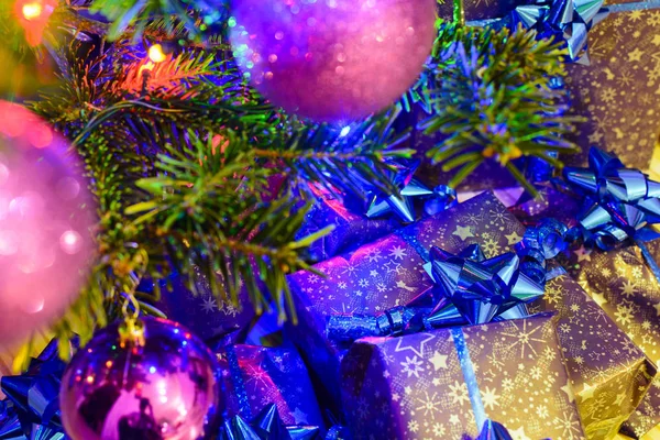 Presentes Natal Embrulhados Papel Embrulho Roxo Amarrado Com Fita Azul — Fotografia de Stock