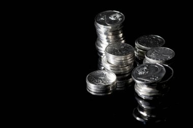 Gümüş çek üzerinde siyah cam paralar