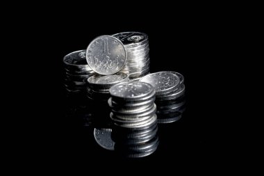 Gümüş çek üzerinde siyah cam paralar