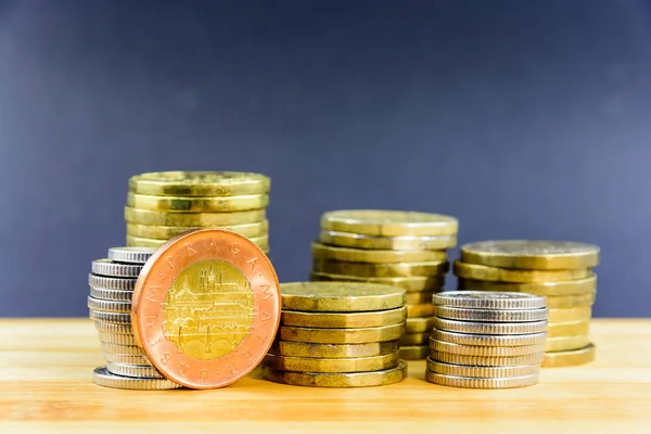 Много Чешских Металлических Монет Оплата Чехии Монеты Сложенные Колонки Экономия — стоковое фото