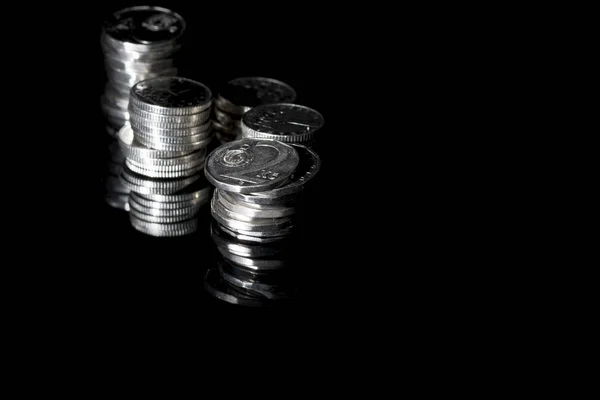 Gümüş Çek Üzerinde Siyah Cam Bozuk Paralar Ödeme Çek Cumhuriyeti — Stok fotoğraf