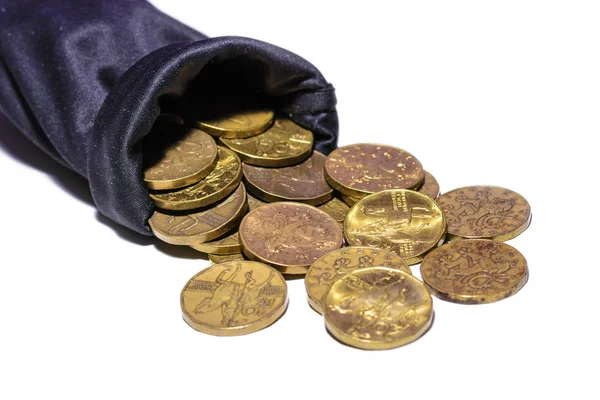 Czeskie złote monety w czarny worek na białym tle — Zdjęcie stockowe