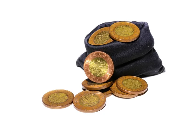 České zlaté mince v černé tašce na bílém pozadí — Stock fotografie