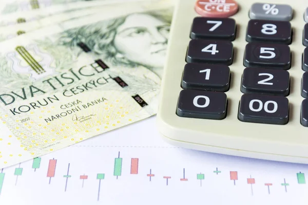 Калькулятор с зелеными чехословацкими деньгами на экономических картах — стоковое фото