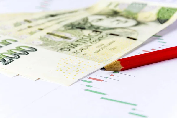 Ekonomik listelerinde yeşil çek para ile kalem — Stok fotoğraf