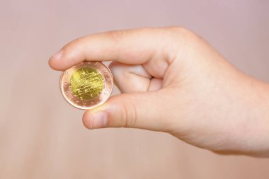 Küçük çocuğun ayak parmakları arasında metal madeni para