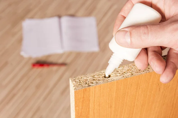 Tutkal ahşap bir yönetim kurulu için uygulamadan yardım
