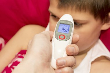 Sıcaklık Ölçüm temassız termometre tarafından alnına