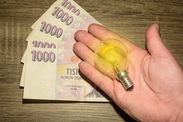 Avrupa aydınlatılmış tungsten ampul tutan bir el