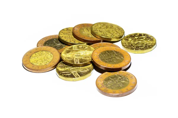Moedas de ouro checas sobre um fundo branco — Fotografia de Stock