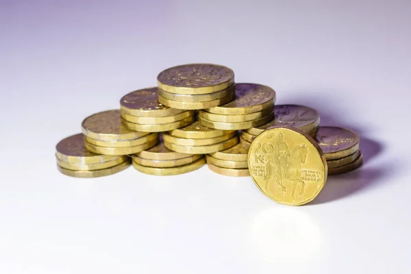 Czeskie złote monety na białym tle — Zdjęcie stockowe