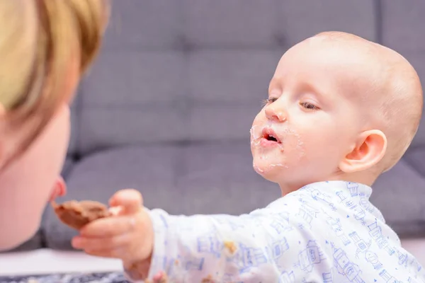 Małe dziecko daje smak ciasta twoja matka — Zdjęcie stockowe