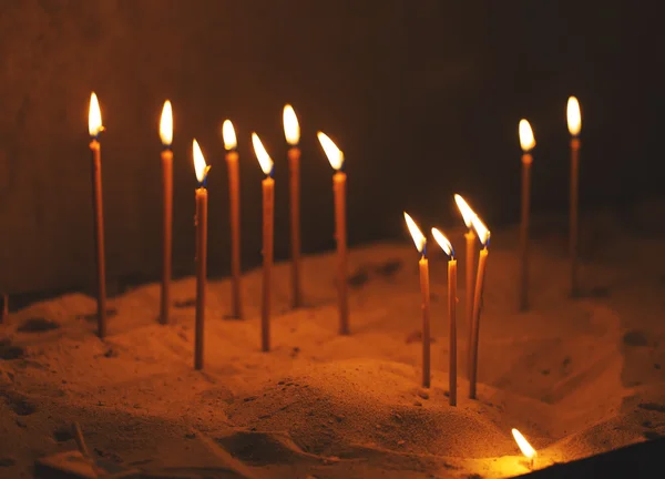 Яркий религиозный горизонтальный фон, пламя церковной свечи . — стоковое фото