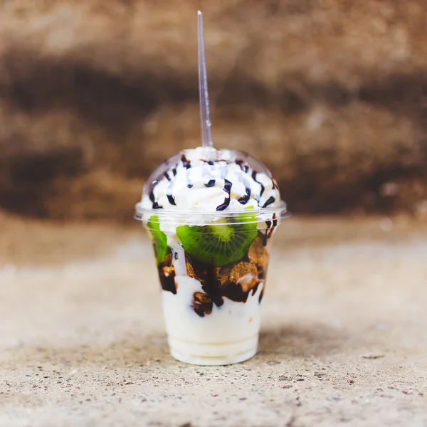 Fondo de comida cuadrada, postre de kiwi crema batida en cu plástico —  Fotos de Stock