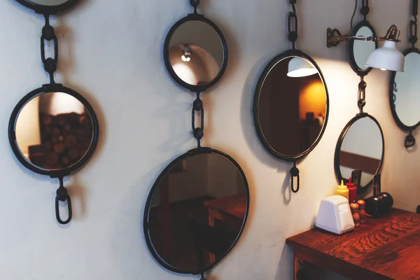 Vintage kafe duvarda çeşitli aynalar.