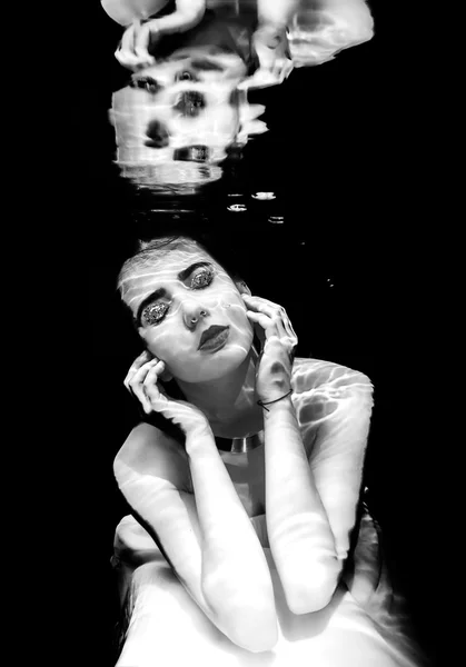 Underwater black and white fashionable photography, beautiful yo — Stock Photo, Image