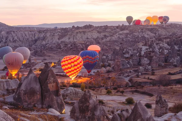 Canlı gündoğumu manzara, erken balon Cappadocia sabah.