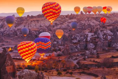 Kapadokya Vadisi'nin s balon uçuş doğal canlı görünümü