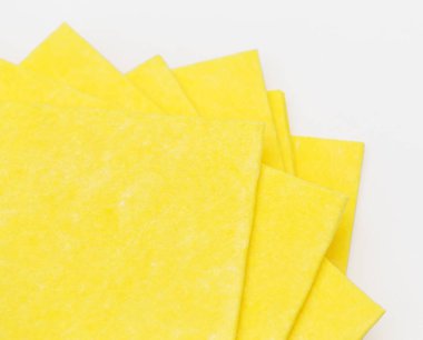 Canlı sarı kumaş mutfak peçete üzerinde beyaz izole.