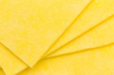 Canlı sarı kumaş mutfak peçete üzerinde beyaz izole.