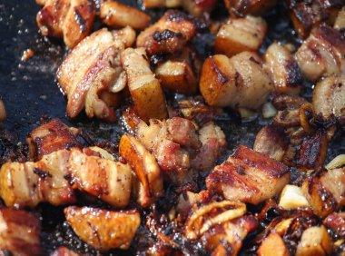 Açılan ateşe ızgara şişman, pastırma.