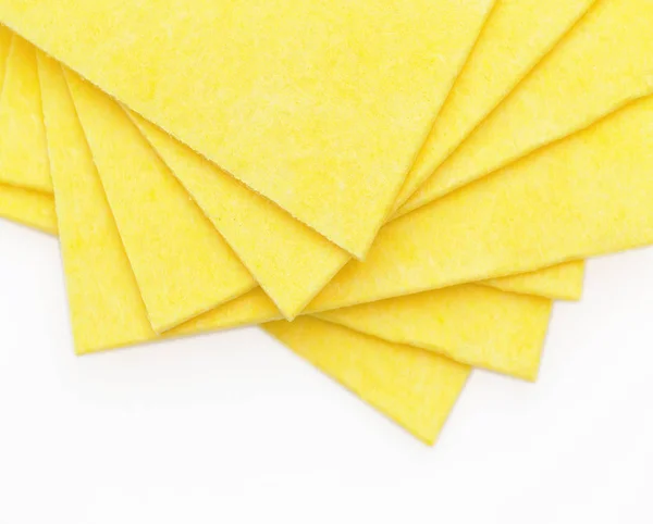 Serviettes de cuisine en tissu jaune vibrant isolé sur blanc . — Photo