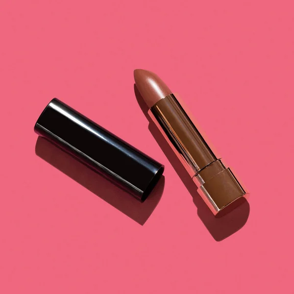 Altın tüp içinde derin, çıplak, kurşun ruj..