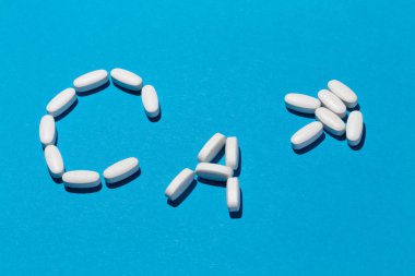 İlave haplardan yapılmış kimyasal element kalsiyum işareti..