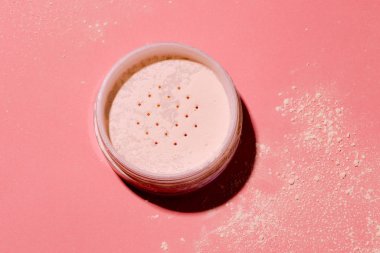 Klasik plastik bileşende gevşek toz açıldı.