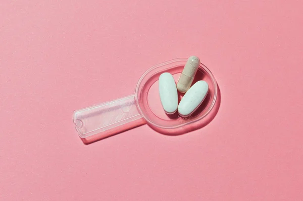 Πλαστικό Κουτάλι Μέτρησης Ιατρικά Χάπια Ροζ Φόντο — Φωτογραφία Αρχείου