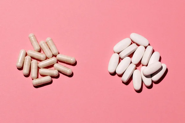 Δύο Στοίβες Φαρμάκων Που Απομονώθηκαν Ροζ Πλατιές Φωτογραφίες Στούντιο — Φωτογραφία Αρχείου