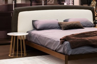 Neutral colors of modern style big size bedroom.