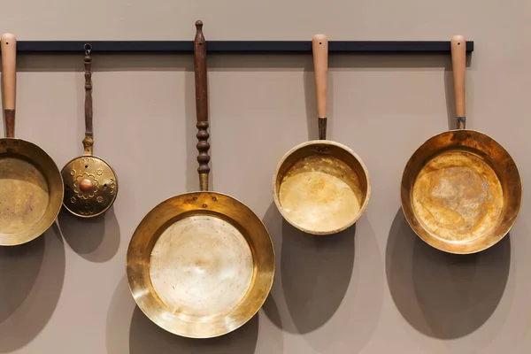 Bej arka planda antik bakır tava koleksiyonu.