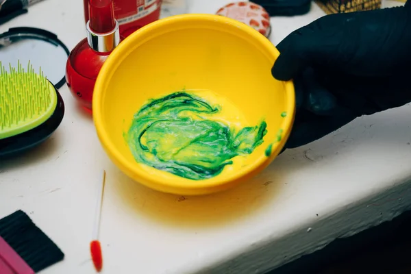 Mieszane Żywe Zielone Limonkowe Farbowanie Włosów Plastikowej Filiżance — Zdjęcie stockowe