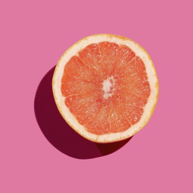 Ayrı kesilmiş greyfurt pembenin üzerinde yatıyordu..