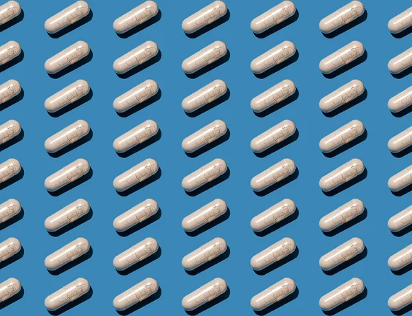 Kusursuz hap desenleri açık mavi üzerinde yatıyordu..