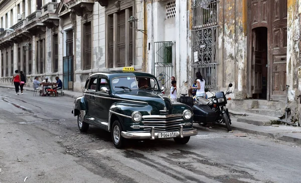 Velho carro americano em Havana — Fotografia de Stock