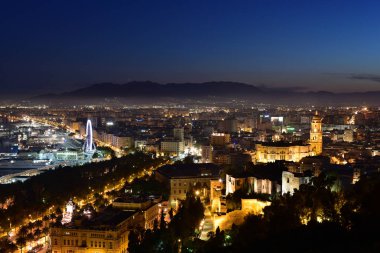 Malaga ve liman doğru Gibralfaro üzerinden görüntülemek