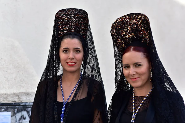 Chicas con una mantilla de encaje negro —  Fotos de Stock