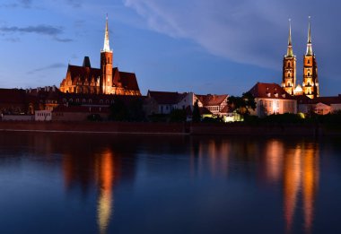 Katedral adada olan Cross Church (solda) ve Wroclaw Katedrali (sağda), Wroclaw, Polonya