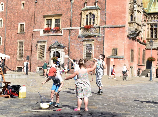 Jugar a los niños en Market Square Wroclaw — Foto de Stock