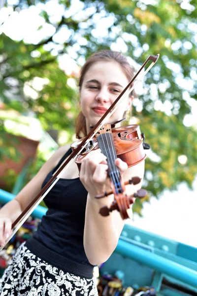 Польская девушка играет на скрипке — стоковое фото