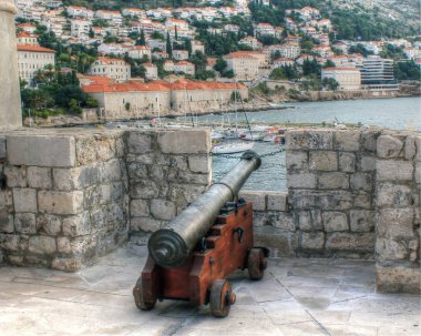 Cannon ve eski şehir duvarları Dubrovnik Hırvatistan taret