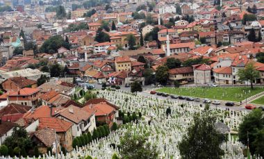 Havadan görünümü Saraybosna Şehir, Bosna ve Herzegovin üzerinden Vraca Memorial Park