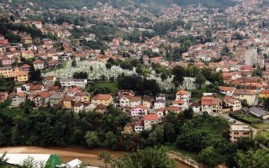 Havadan görünümü Saraybosna Şehir, Bosna ve Herzegovin üzerinden Vraca Memorial Park