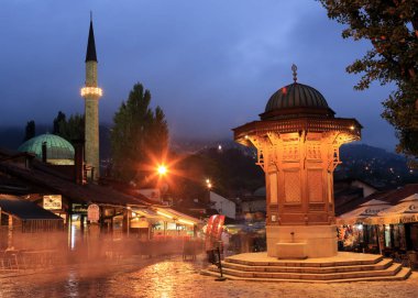 Saraybosna - Bosna / 09.06.2014: güvercin Meydanı'nda Sebilj Çeşmede gece, Bascarsija'da çeyrek, Sarajevo, Bosna Hersek