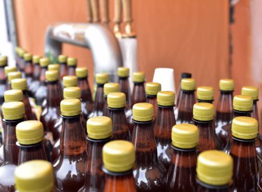 Bira şişeleri açık hava piyasada Kaunas, Litvanya